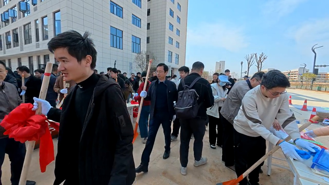 qy千亿国际“qy国际果园”共建行动： 一场绿意与笑声齐飞的春日狂欢！